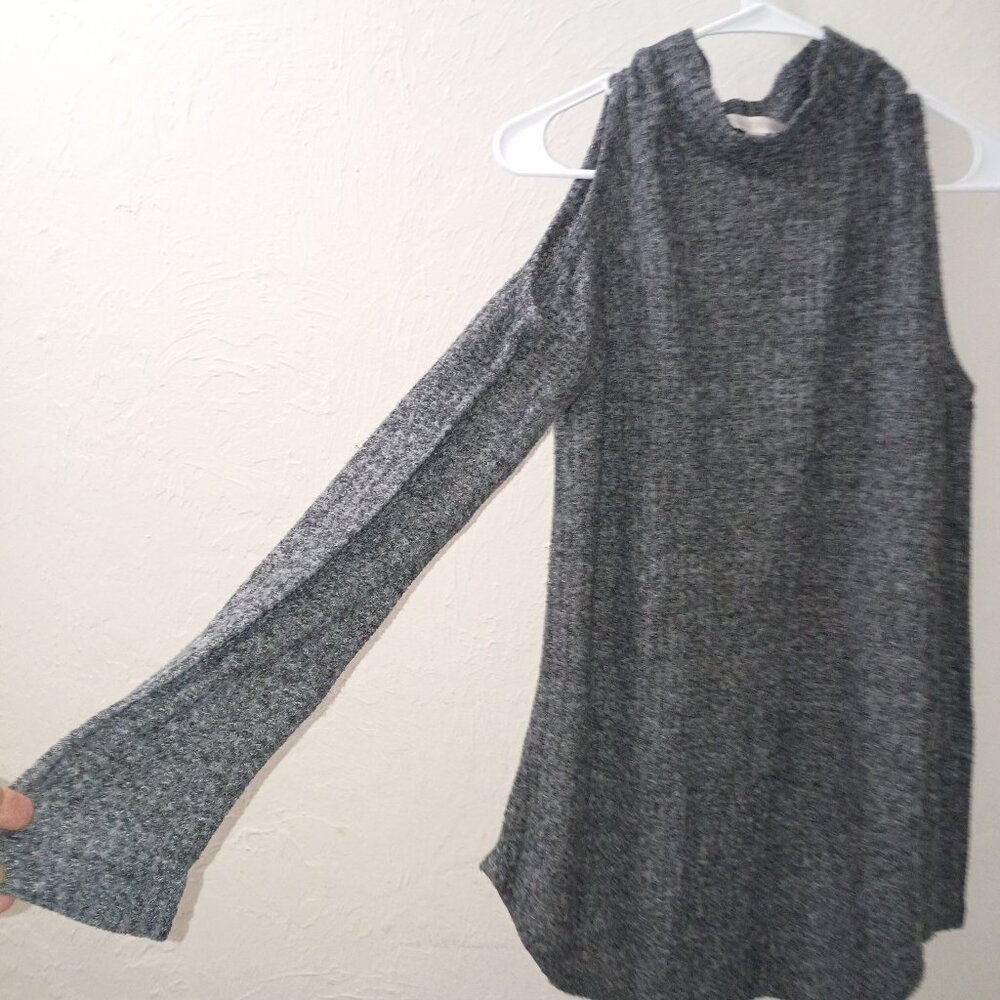 Decree Gray Cold-Shoulder Knit Top – Women’s Size Large